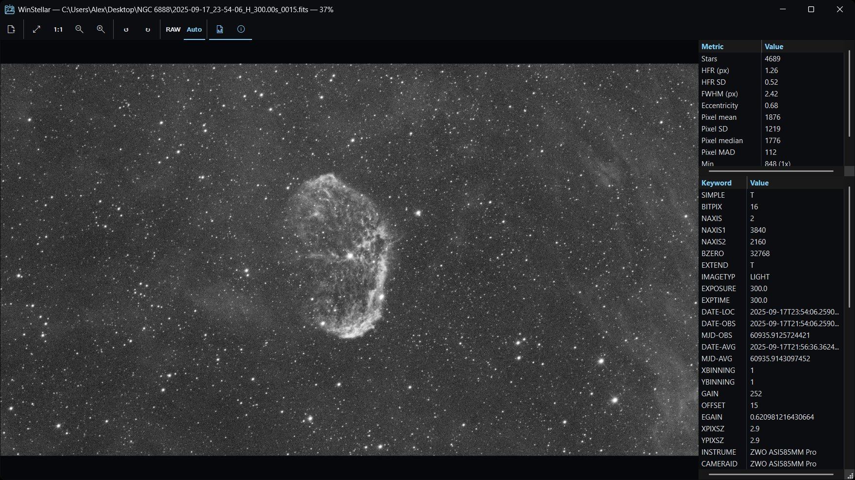 Visualisateur WinStellar ouvert sur une image de NGC 6888, avec panneau latéral montrant les métriques (HFR, FWHM, étoiles détectées) et les en-têtes FITS complets
